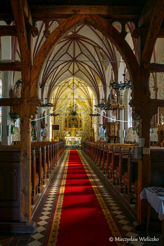 Dywity-kościół neogotycki z XIX wieku, wnętrze