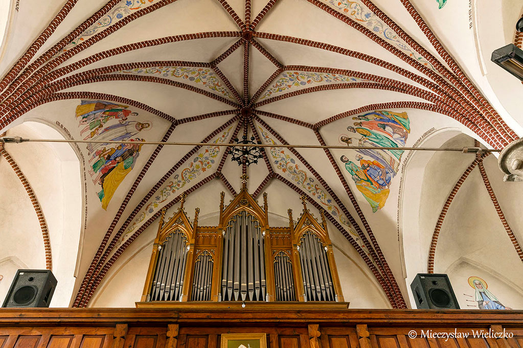 Dywity-kościół  z 1893 roku. organy i sklepienie